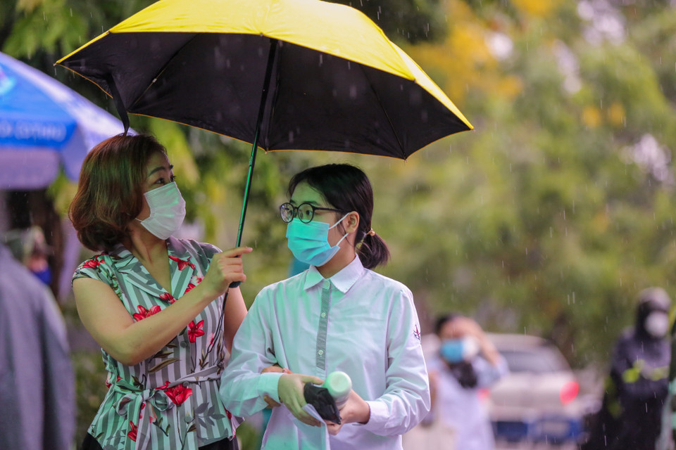 Nhiều phụ huy đã chủ động đưa con em mình đến điểm thi. (Ảnh: Minh Sơn/Vietnam+)