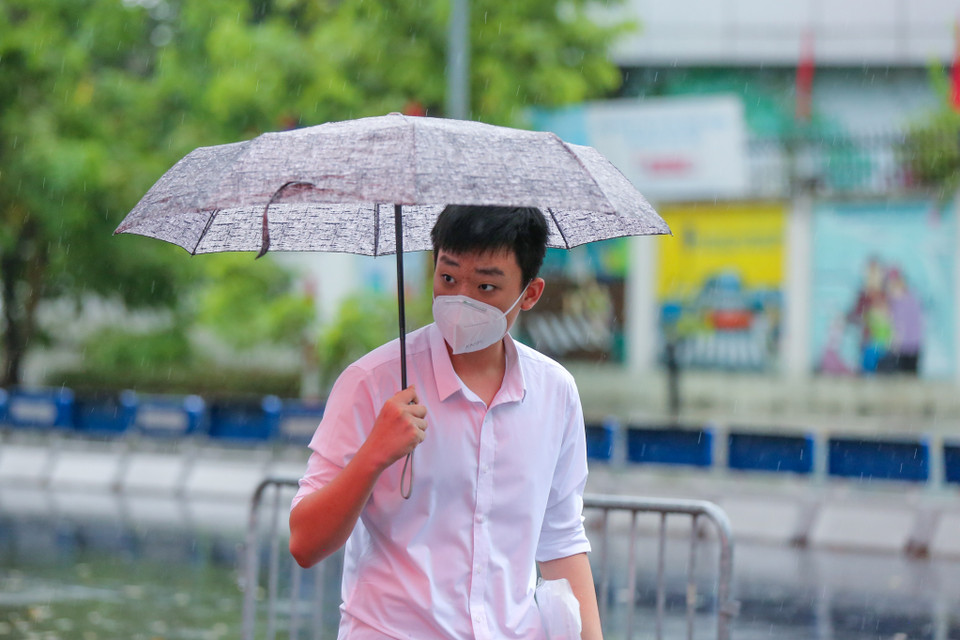 Ghi nhận tại điểm thi trường Trung học Cơ sở Dịch Vọng (Cầu Giấy, Hà Nội), ngay từ sớm đã có nhiều thí sinh để làm thủ tục dự thi. (Ảnh: Minh Sơn/Vietnam+)
