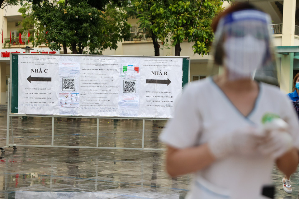 Nhà trường cũng đã tổ chức các bàn khai báo y tế, đo thân nhiệt, sát khuẩn cho thí sinh trước giờ thi. (Ảnh: Minh Sơn/Vietnam+)