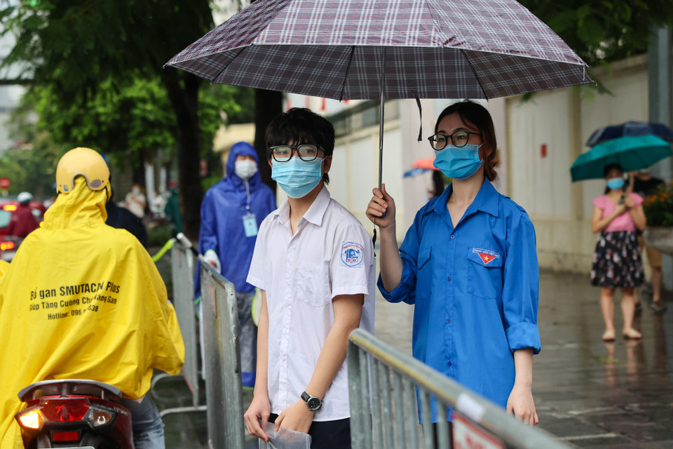 Nhiều thí sinh đi thi quên đồ phải chờ phụ huynh mang đến đưa. (Ảnh: Minh Sơn/Vietnam+)