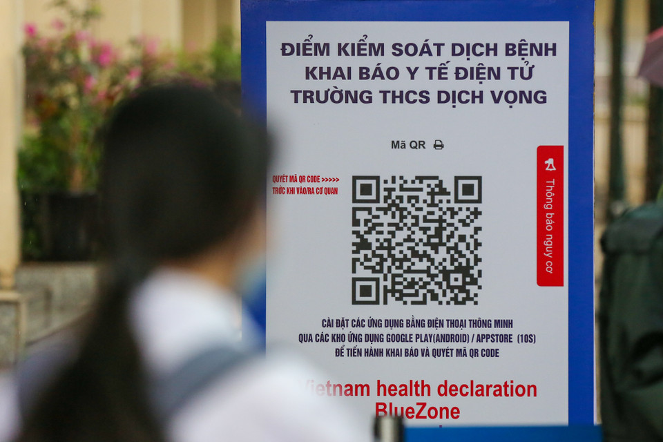 Các thí sinh đến dự thi phải trình giấy khai báo y tế hoặc khai báo trực tuyến mới được vào thi. (Ảnh: Minh Sơn/Vietnam+)