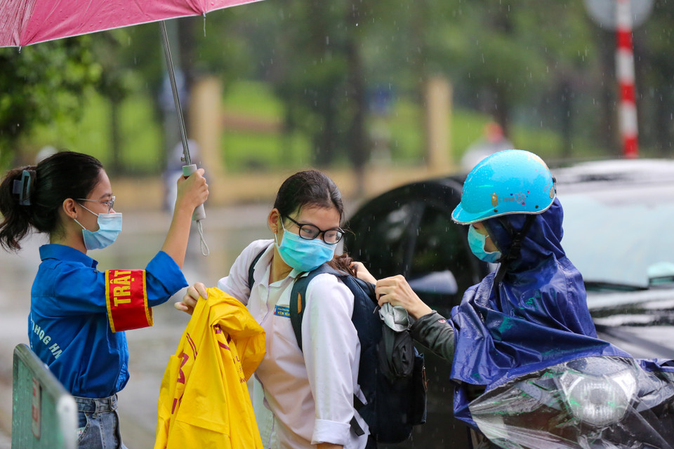 Lực lượng sinh viên tình nguyện đã tổ chức hỗ trợ cho các thí sinh đến dự thi. (Ảnh: Minh Sơn/Vietnam+)