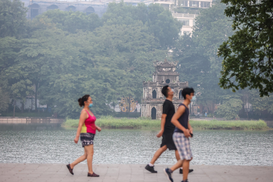 Việc cho phép hoạt động thể dục, thể thao ngoài trời của thành phố nhằm đảm bảo an toàn, nâng cao sức khoẻ của nhân dân. (Ảnh: Minh Sơn/Vietnam+)