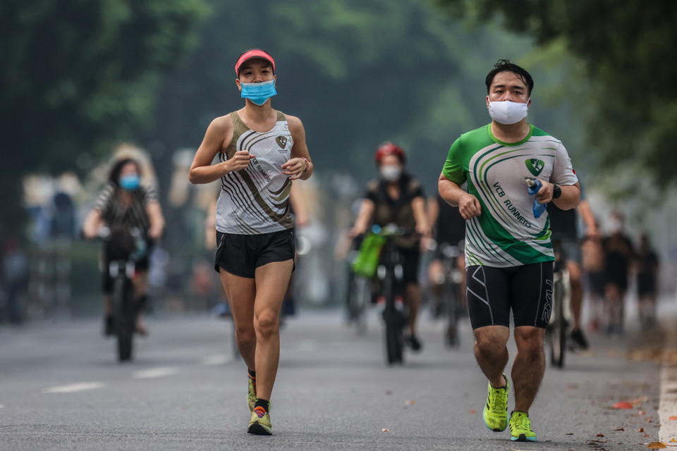 Thực tế ghi nhận ở khu vực hồ Hoàn Kiếm vào thời điểm 6 giờ sáng rất đông người đi tập thể dục. (Ảnh: Minh Sơn/Vietnam+)