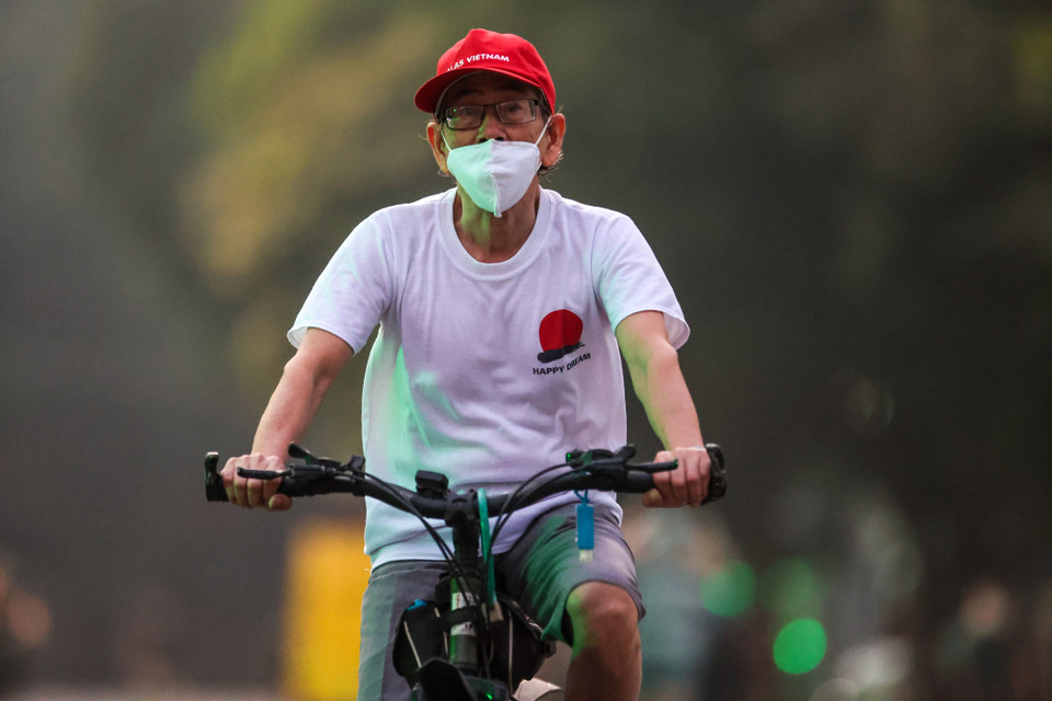 Số đông người dân đi tập thể dục đều có ý thức chấp hành việc đeo khẩu trang và giãn cách theo quy định. (Ảnh: Minh Sơn/Vietnam+)