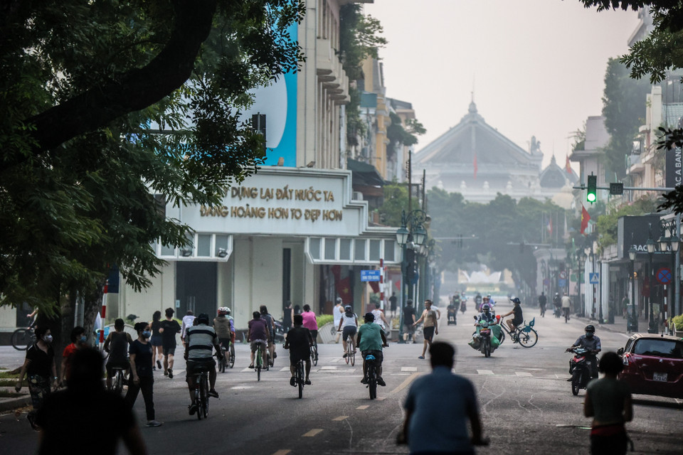 Thành phố Hà Nội cho phép hoạt động thể dục, thể thao ngoài trời nhưng không được tập trung quá 10 người. (Ảnh: Minh Sơn/Vietnam+)