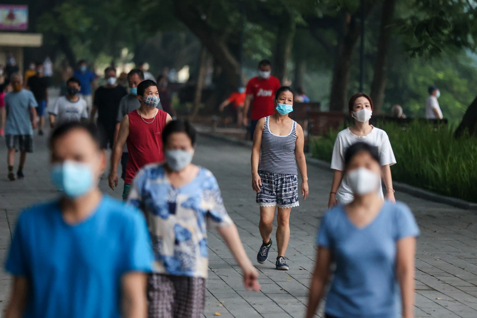 Các khu công viên, bờ hồ vắng vẻ trong hơn 2 tháng qua đã nhộn nhịp trở lại. (Ảnh: Minh Sơn/Vietnam+)