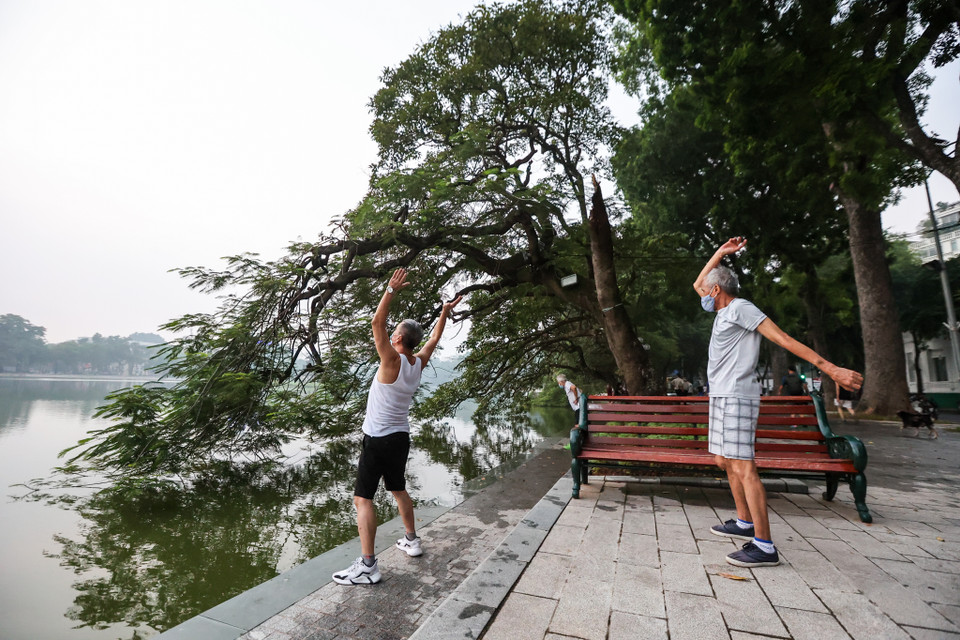 Các hoạt động thể dục thể thao ngoài trời được cho phép tuy nhiên vẫn phải đảm bảo giãn cách. (Ảnh: Minh Sơn/Vietnam+)