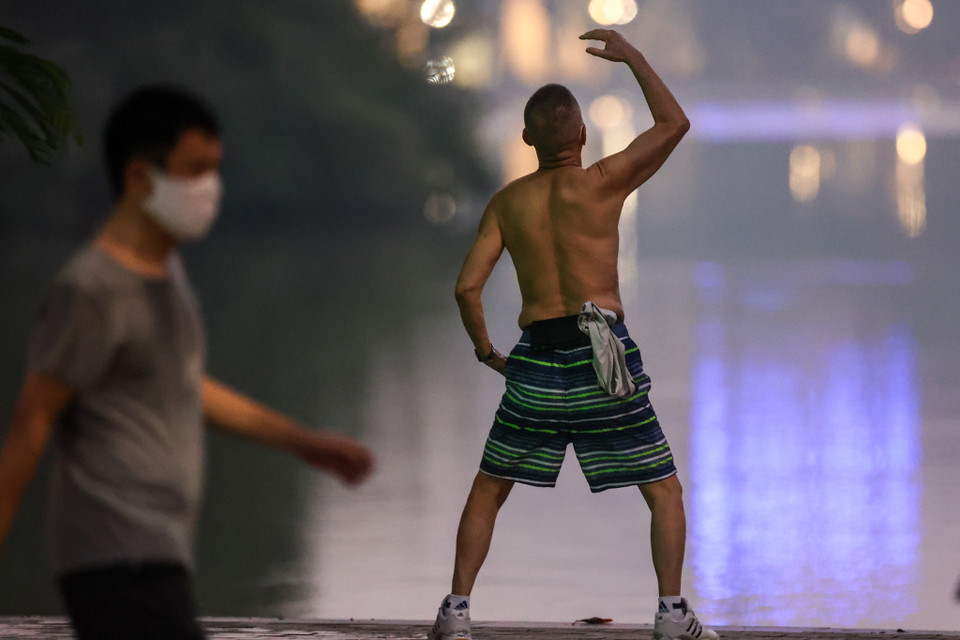 Một số người dân cho biết, họ đã bắt đầu đi tập thể dục từ 4 giờ sáng. (Ảnh: Minh Sơn/Vietnam+)