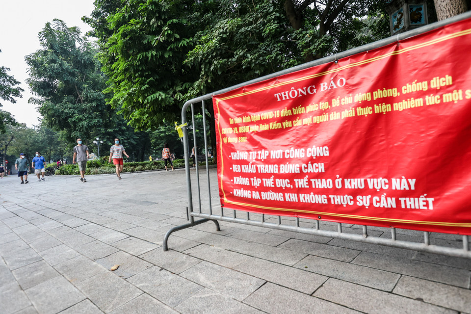 Tới khoảng 7 giờ sáng, khu vực hồ Hoàn Kiếm vẫn rất đông người dân đi tập thể dục. (Ảnh: Minh Sơn/Vietnam+)