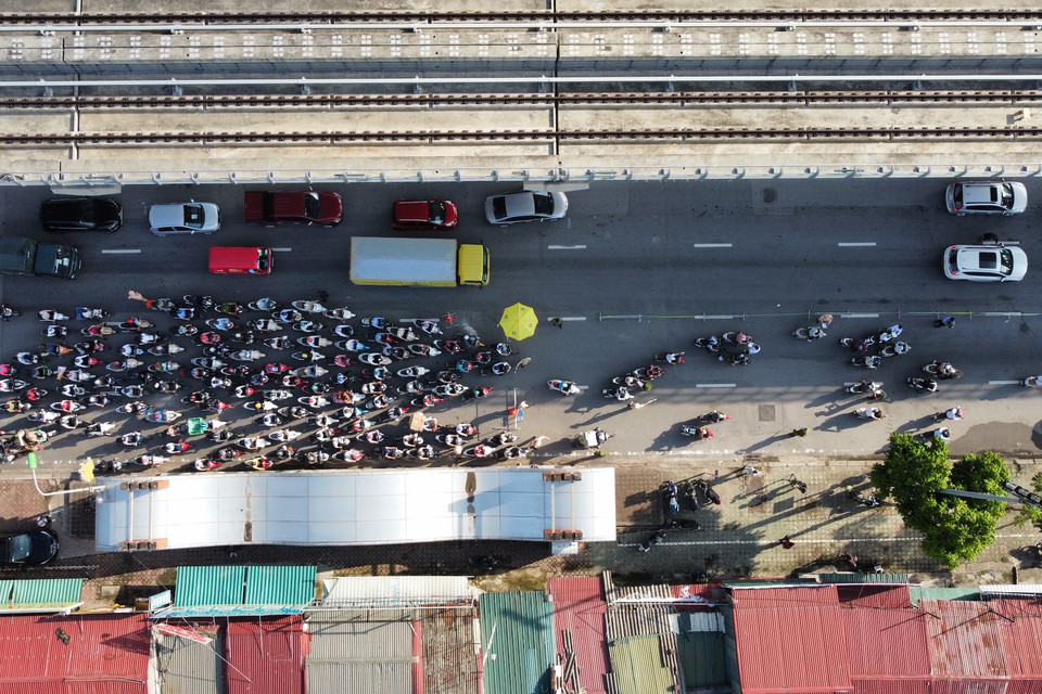 Ghi nhận tại chốt kiểm soát trên đường Cầu Diễn thời điểm 7 giờ 30 sáng, rất đông các phương tiện di chuyển vào nội đô khiến xảy ra tình trạng ùn ứ nhẹ. (Ảnh: Minh Sơn/Vietnam+)