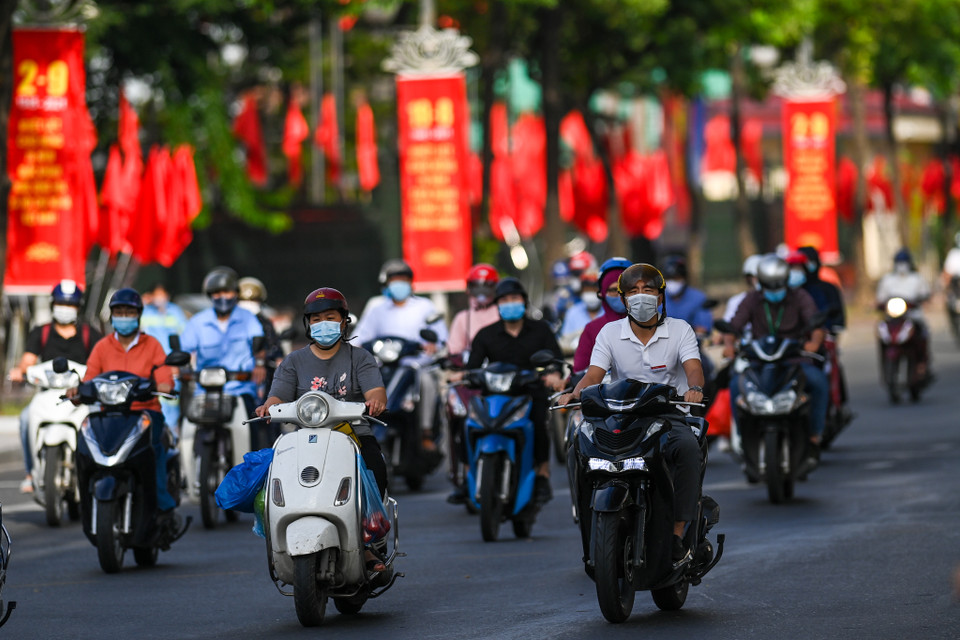 Người dân di chuyển qua lại giữa các vùng cũng phải đảm bảo nguyên tắc phòng chống dịch. (Ảnh: Minh Sơn/Vietnam+)
