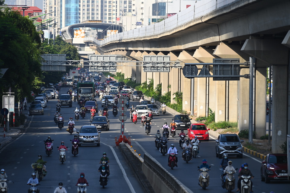Đây cũng là giờ cao điểm nên các phương tiện qua lại rất đông. (Ảnh: Minh Sơn/Vietnam+)