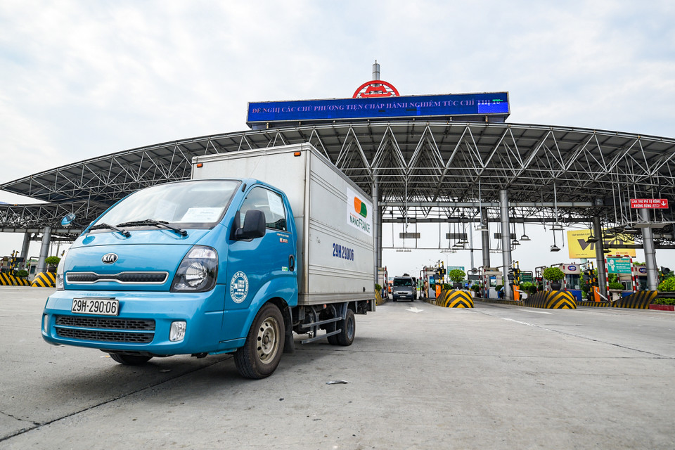 Ngày 26/7, tại 22 chốt kiểm soát phòng, chống COVID-19 ở các cửa ngõ Thủ đô, lực lượng liên ngành đã tiến hành chốt trực, kiểm tra các phương tiện ra vào thành phố. (Ảnh: Minh Sơn/Vietnam+)