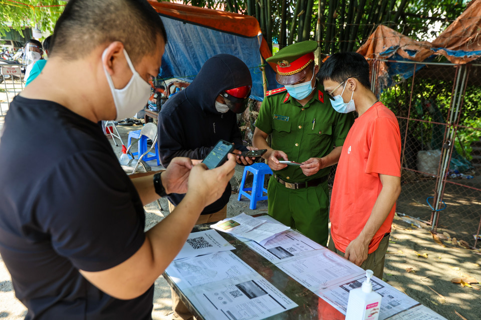 Lực lượng công an cũng hướng dẫn người dân cài đặt các ứng dụng khai báo y tế, phòng chống dịch. (Ảnh: Minh Sơn/Vietnam+)