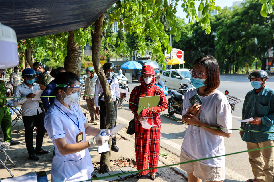 Những người có mức thân nhiệt cao được yêu cầu tạm dừng đi vào hoặc phải quay đầu không được phép vào thành phố. (Ảnh: Minh Sơn/Vietnam+)