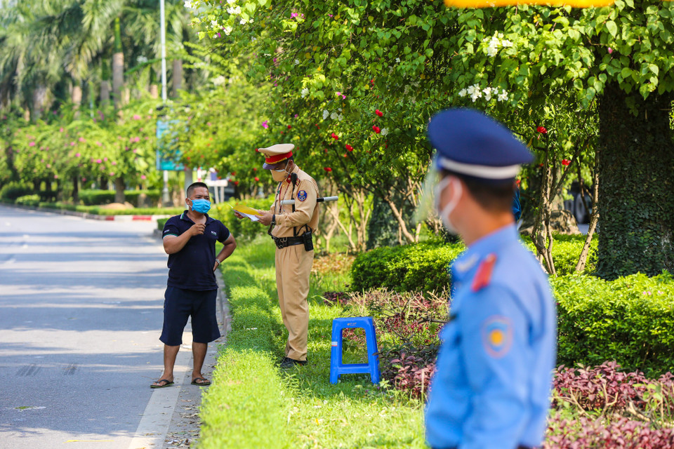 Tuy nhiên, vì là ngày đầu tuần nên lượng phương tiện đi vào thành phố rất đông khiến lực lượng liên ngành phải căng mình để kiểm tra, kiểm soát. (Ảnh: Minh Sơn/Vietnam+)