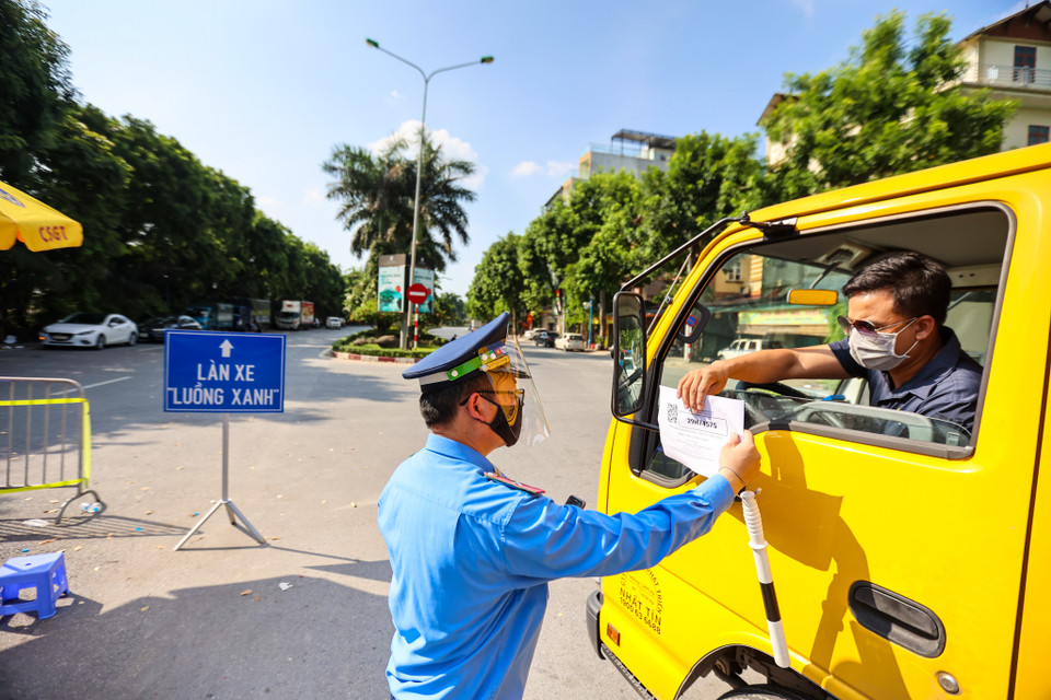 3 đối tượng ưu tiên gồm xe chở hàng hóa bảo đảm chuỗi cung ứng hàng hóa trên 'luồng xanh' quốc gia, có lộ trình đi qua Hà Nội; xe chở hàng hóa thiết yếu cho Hà Nội của các cơ sở sản xuất - kinh doanh dịch vụ và xe phục vụ các công trình xây dựng được phép hoạt động theo Chỉ thị 17 của thành phố; xe chở người và các phương tiện phục vụ, hoạt động công vụ cho các cơ quan, đơn vị, các cơ sở sản xuất - kinh doanh, các công trình xây dựng được phép hoạt động và các loại phương tiện vận chuyển khác theo quyết định của cơ quan nhà nước có thẩm quyền. (Ảnh: Minh Sơn/Vietnam+)