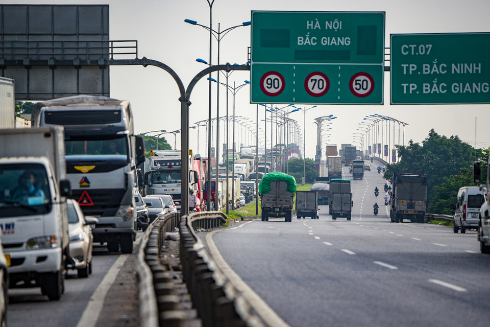 Tuy nhiên do lượng phương tiện quá đông đã khiến tuyến đường này ùn tắc kéo dài. (Ảnh: Minh Sơn/Vietnam+)