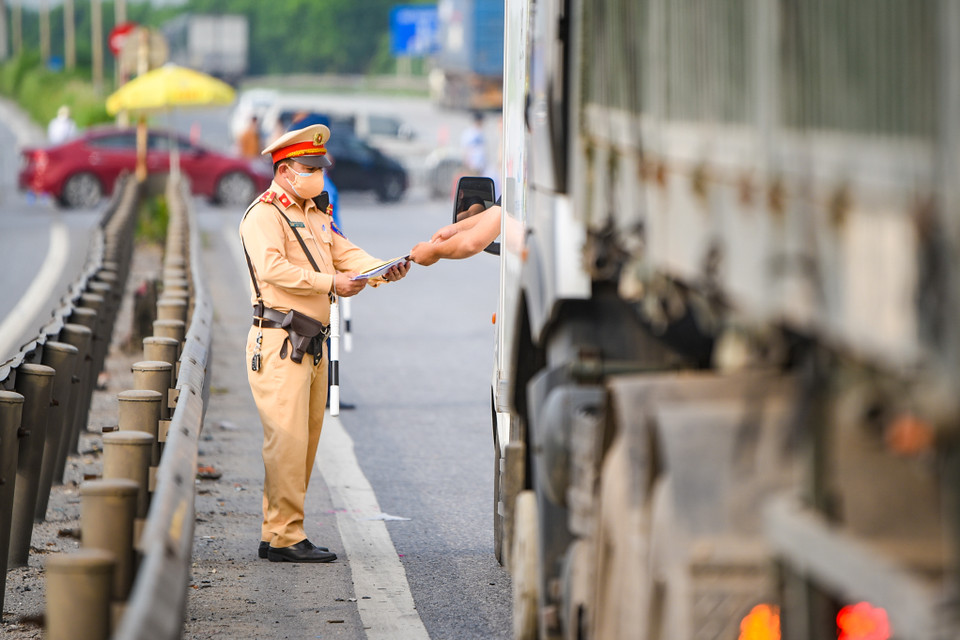 Lực lượng liên ngành đã thực hiện kiểm tra nghiêm ngặt các phương tiện muốn lưu thông qua thành phố. (Ảnh: Minh Sơn/Vietnam+)