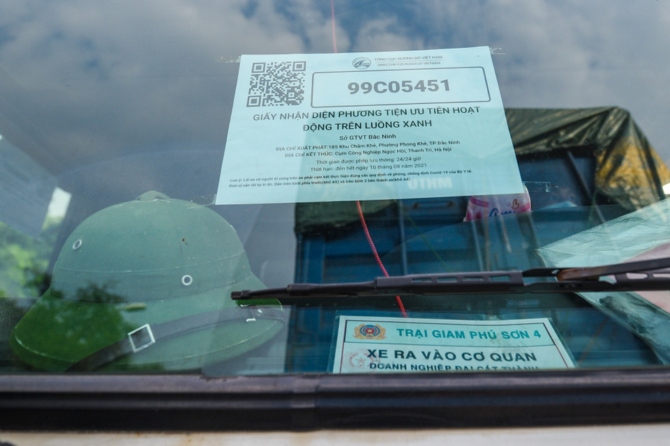 Với các phương tiện có thẻ xe luồng xanh, lực lượng chức năng chỉ cần thao tác đơn giản quét mã QR bằng điện thoại thông minh là có thể xác minh được hiệu lực để hướng dẫn xe qua các chốt. (Ảnh: Minh Sơn/Vietnam+)