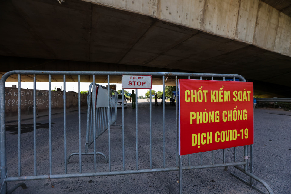 Hà Nội đã thiết lập 22 chốt kiểm dịch, bố trí 30 chốt kiểm soát cấp thành phố và 26 chốt tại quận, huyện để bảo đảm kiểm soát hoạt động hằng ngày theo đúng quy định. (Ảnh: Minh Sơn/Vietnam+)