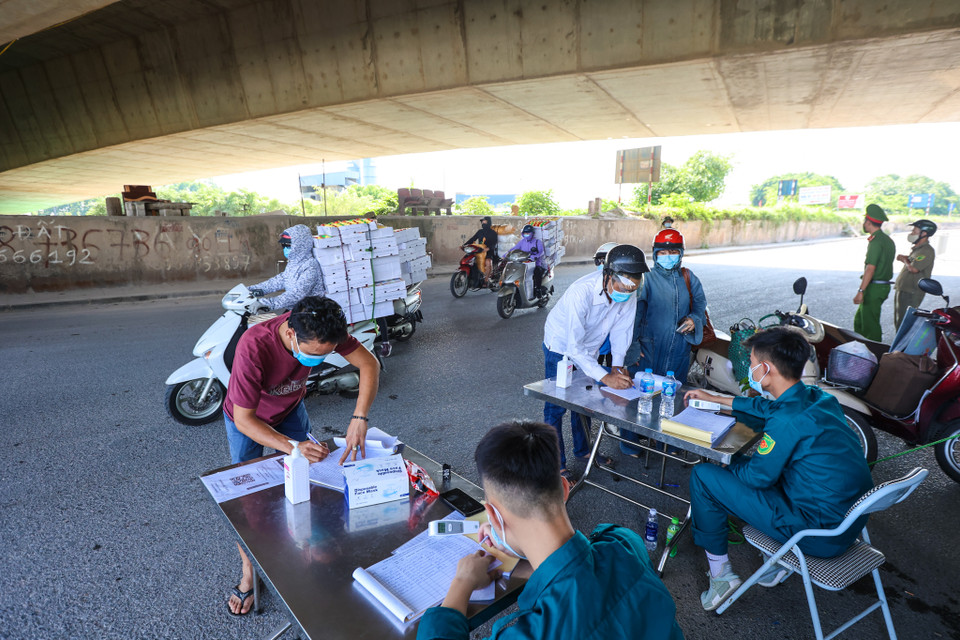 Đây cũng là ngày thứ 3 Hà Nội thực hiện giãn cách xã hội trên địa bàn thành phố theo Chỉ thị số 17 của Ủy ban Nhân dân thành phố (áp dụng biện pháp phòng, chống dịch COVID-19 theo Chỉ thị số 16 của Thủ tướng Chính phủ). (Ảnh: Minh Sơn/Vietnam+)