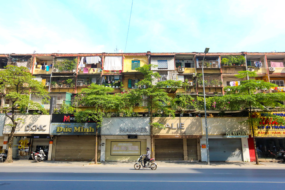 Với công điện số 15, người dân chỉ ra ngoài khi thực sự cần thiết, các dịch vụ không thiết yếu phải tạm dừng. (Ảnh: Minh Sơn/Vietnam+)