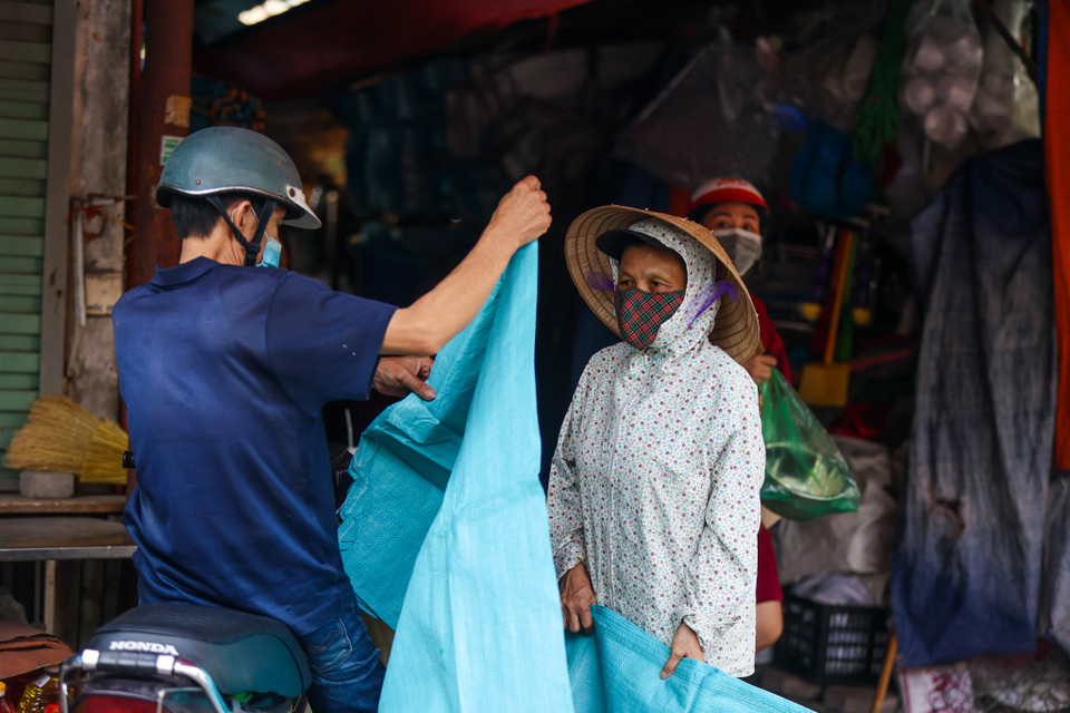 Khu vực chợ hiện tại cũng không hoạt động hết công suất khi nhiều quầy hàng kinh doanh mặt hàng không thiết yếu phải đóng cửa. (Ảnh: Minh Sơn/Vietnam+)