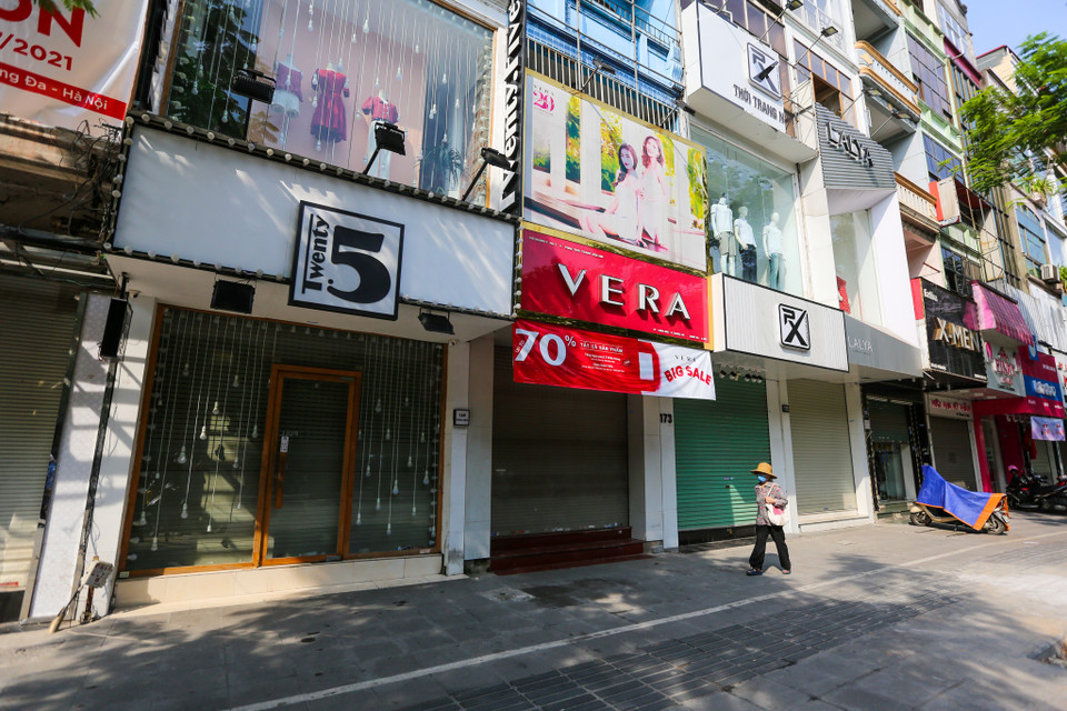 Cảnh vắng lặng trên phố Chùa Bộc, một trong những con phố buôn bán thời trang sầm uất nhất Thủ đô. (Ảnh: Minh Sơn/Vietnam+)