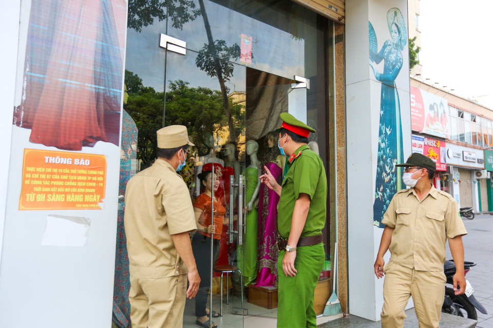 Nhiều cửa hàng kinh doanh mặt hàng không thiết yếu vẫn cố mở cửa sẽ bị nhắc nhở và xử phạt. (Ảnh: Minh Sơn/Vietnam+)