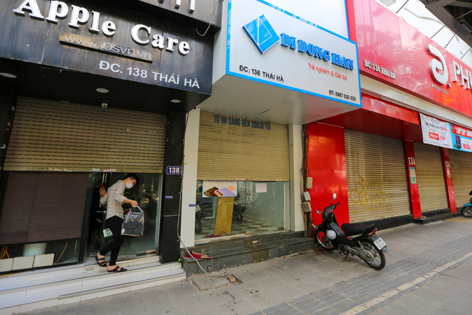 Các cửa hàng đồ điện tử trên phố Thái Hà. (Ảnh: Minh Sơn/Vietnam+)