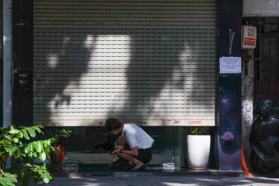 Một số cửa hàng đã dán thông báo tạm dừng hoạt động cho đến khi được phép mở cửa trở lại. (Ảnh: Minh Sơn/Vietnam+)