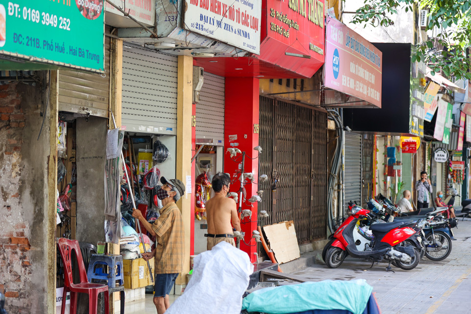 Thế nhưng, trên phố Huế, vẫn có một số cửa hàng vẫn mở cửa dù không kinh doanh mặt hàng, dịch vụ thiết yếu. (Ảnh: Minh Sơn/Vietnam+)