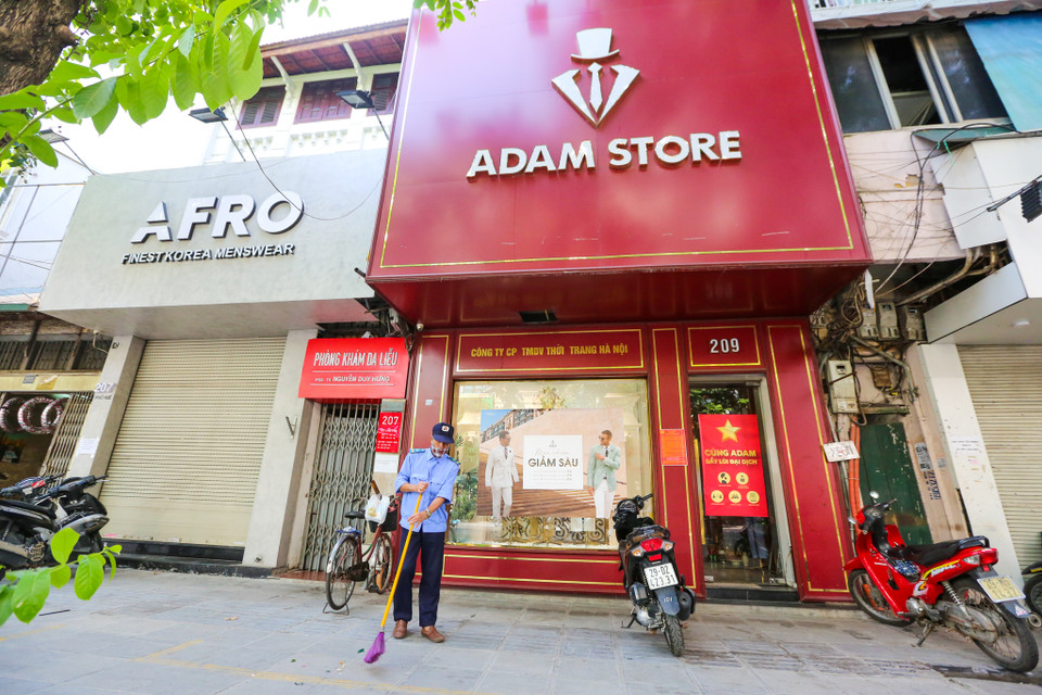 Cùng với đó, người dân phải thực hiện nghiêm thông điệp 5K, giữ khoảng cách tối thiểu 2m khi giao tiếp; không tụ tập quá 5 người ngoài phạm vi công sở, trường học, bệnh viện. (Ảnh: Minh Sơn/Vietnam+)