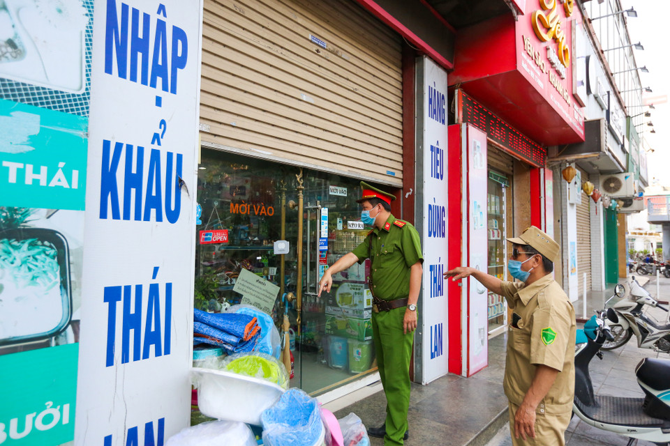 Lực lượng chức năng cũng tiến hành ra quân nhắc nhở các cửa hàng thực hiện nghiêm quy định của thành phố. (Ảnh: Minh Sơn/Vietnam+)