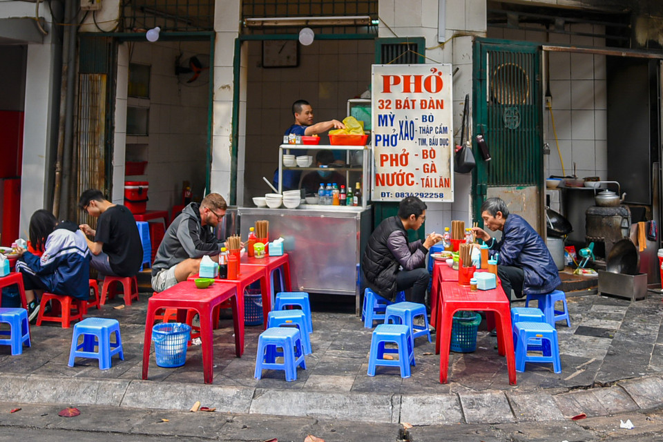 Trên một số tuyến đường trên phố cổ thuộc quận Hoàn Kiếm (Hà Nội), hầu hết không gian vỉa hè bị lấn chiếm làm quán ăn. (Ảnh: Hoài Nam/Vietnam+)