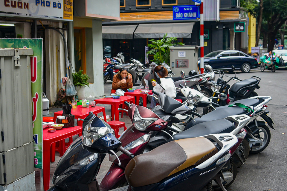 Vỉa hè trở thành nơi phục vụ thực khách còn lòng đường bị chiếm không gian thành chỗ để xe. (Ảnh: Hoài Nam/Vietnam+)