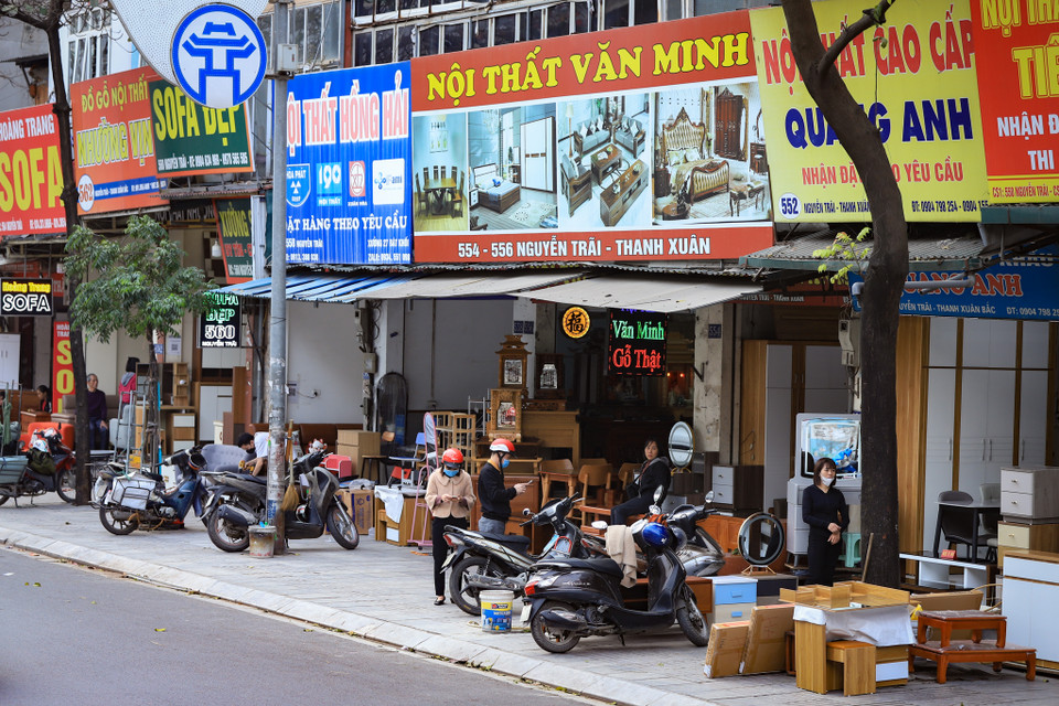 Đường Nguyễn Trãi (Thanh Xuân, Hà Nội) có khu vực nhiều cửa hàng nội thất, đồ thờ ngang nhiên bày bán sản phẩm đến sát lề đường. (Ảnh: Hoài Nam/Vietnam+)