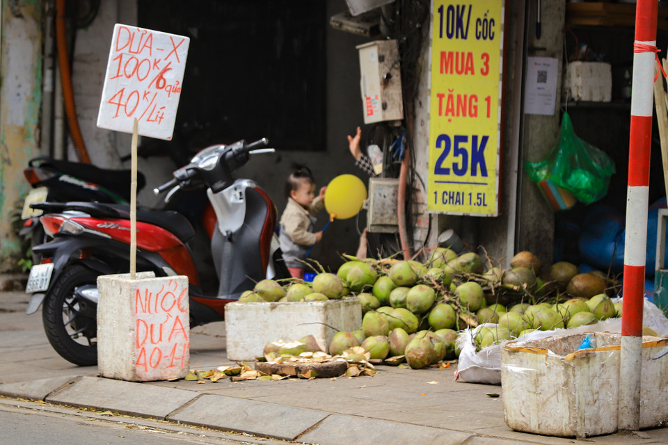 Tình trạng này diễn ra tương tự trên phố Khâm Thiên (Đống Đa, Hà Nội), chủ kinh doanh chiếm hết khoảng không trước cửa để bày bán cũng như cắm biển quảng cáo. (Ảnh: Hoài Nam/Vietnam+)