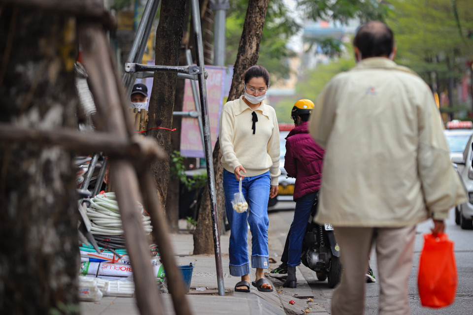 Vỉa hè Hà Nội đang bị sử dụng sai mục đích, người đi bộ không được sử dụng không gian thông thoáng. (Ảnh: Hoài Nam/Vietnam+)
