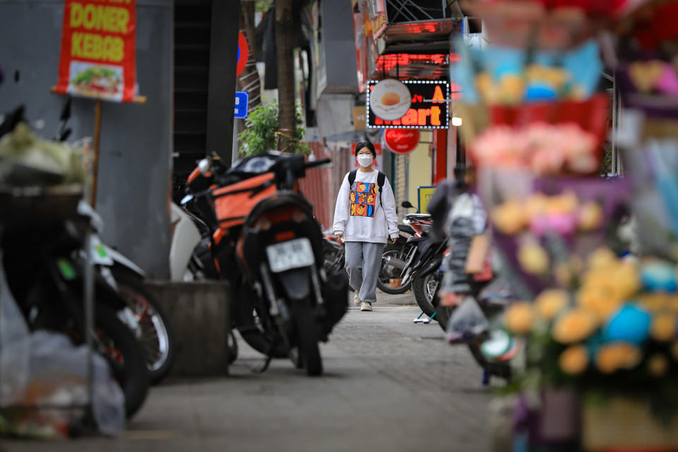Một đoạn vỉa hè trên phố Tây Sơn (Đống Đa, Hà Nội), người đi bộ ‘may mắn’ hơn khi có thể luồn lách giữa ‘rừng xe’ xếp kín trên vỉa hè. (Ảnh: Hoài Nam/Vietnam+)