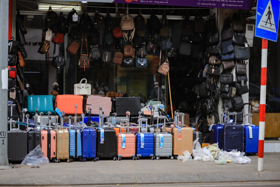 Dọc theo con phố này, hầu hết các cửa hàng đều chiếm dụng hoàn toàn vỉa hè để phục vụ mục đích cá nhân. (Ảnh: Hoài Nam/Vietnam+)