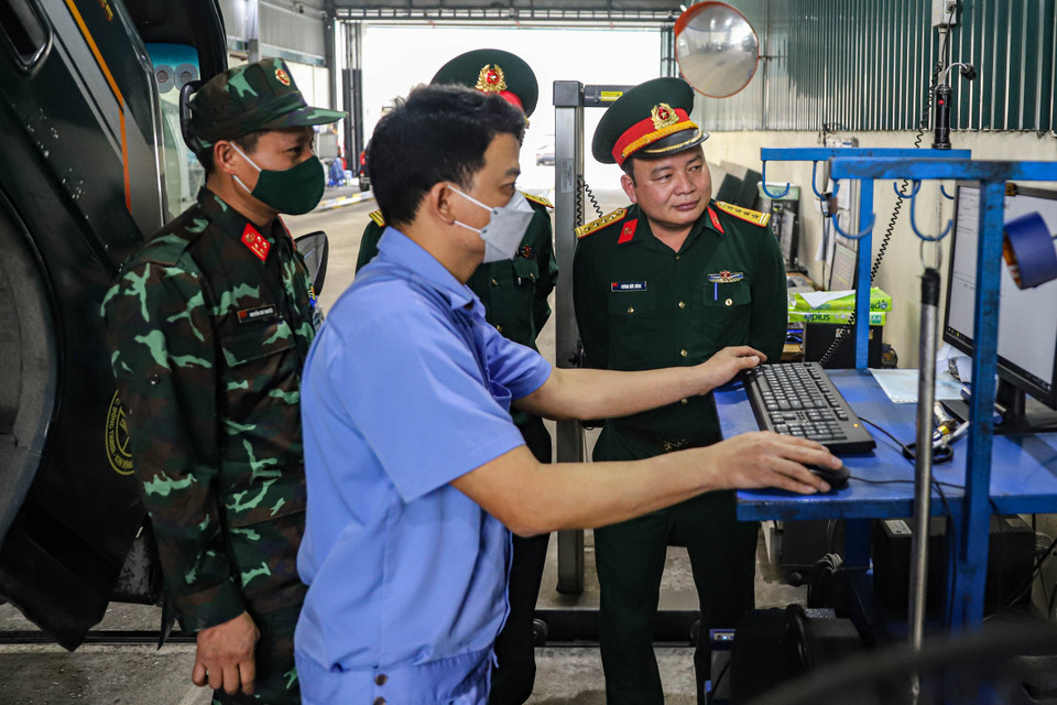 Để tháo gỡ việc thiếu hụt nhân lực, Cục Đăng kiểm (Bộ Giao thông Vận tải) đã phối hợp với Cục Xe-Máy (Bộ Quốc phòng) trao đổi về kỹ thuật, hạ tầng, quy định để triển khai theo chỉ đạo của Chính phủ nhằm nhanh chóng tháo gỡ khó khăn, vướng mắc trong kiểm định xe cơ giới. (Ảnh: Hoài Nam/Vietnam+)