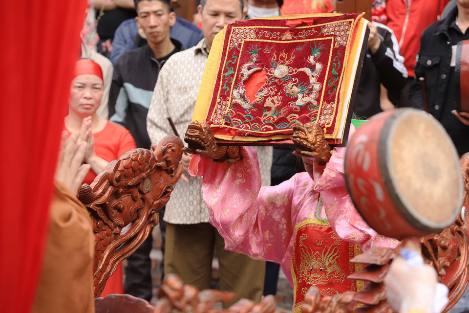 Khi kiệu tới đình, người dân thực hiện nghi lễ dâng văn trong không khí trang nghiêm. (Ảnh: Hoài Nam/Vietnam+)