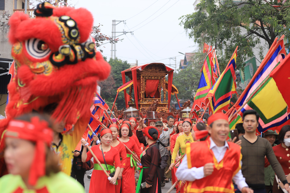 Đi đầu đoàn rước là đội múa lân, rồng dẫn theo hương án, và đi phía sau cùng là kiệu mẫu Đào Nương. (Ảnh: Hoài Nam/Vietnam+)