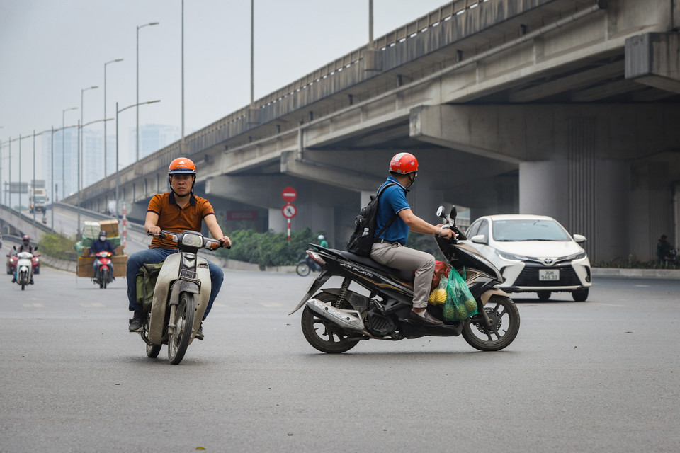 Cũng chính vì lẽ đó, có trường hợp không tuân thủ như vượt đèn đỏ hay đi ngược chiều tạo ra hiệu ứng dây chuyền cho những người khác làm theo. (Ảnh: Hoài Nam/Vietnam+)