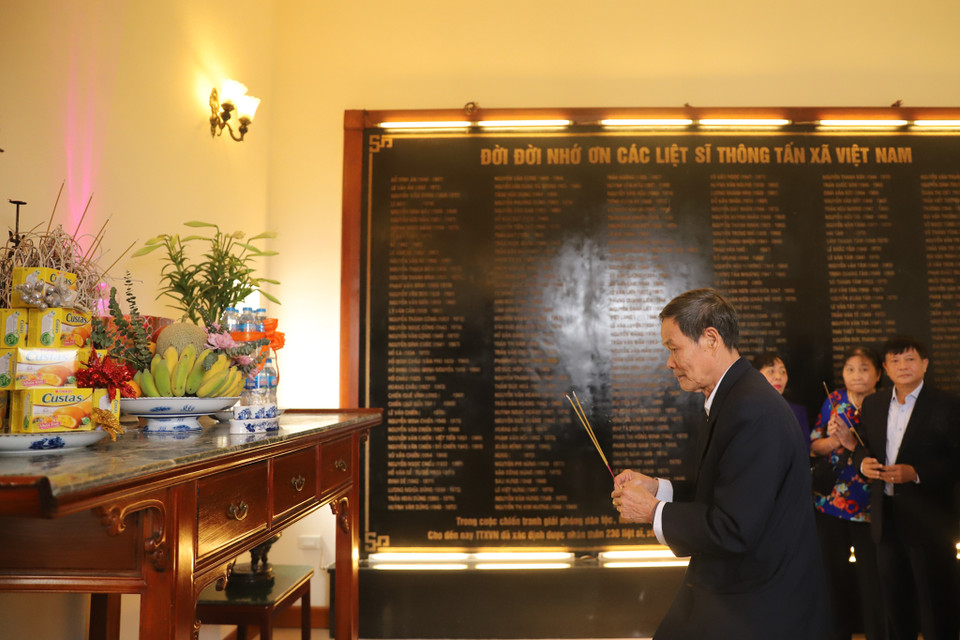 Đoàn cựu phóng viên, kỹ thuật viên dâng hương tại phòng tưởng niệm các liệt sỹ đã hi sinh của Thông tấn xã Việt Nam. (Ảnh: Hoài Nam/Vietnam+)