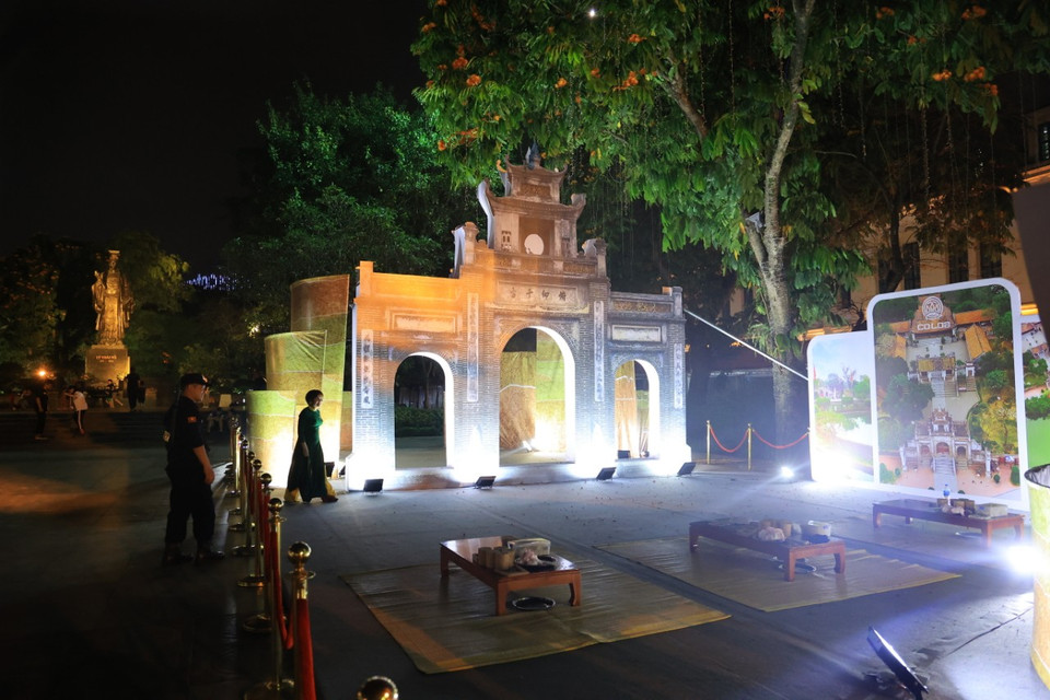 Đặc biệt, tại Lễ hội có các tour trải nghiệm thực tế, gồm Tour 1 là tìm về kinh đô người Việt cổ - Cổ Loa; Tour 2 là hành trình kết nối di sản - Hoàng Thành - chùa Vĩnh Nghiêm - Tây Yên Tử. (Ảnh: Hoài Nam/Vietnam+)