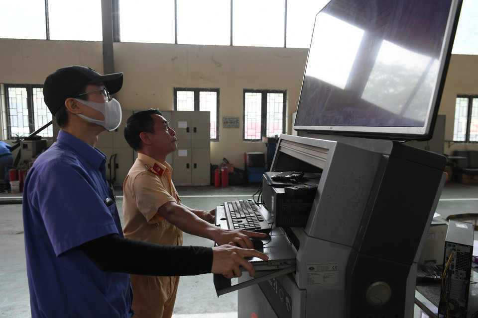 Để bảo đảm mục tiêu cao nhất là tạo thuận lợi cho người dân khi đi đăng kiểm nên hai lực lượng không ngại tăng giờ, tăng ngày làm việc để phấn đầu thời gian 1-2 tuần tới hoạt động đăng kiểm có thể trở lại bình thường. (Ảnh: Hoài Nam/Vietnam+)